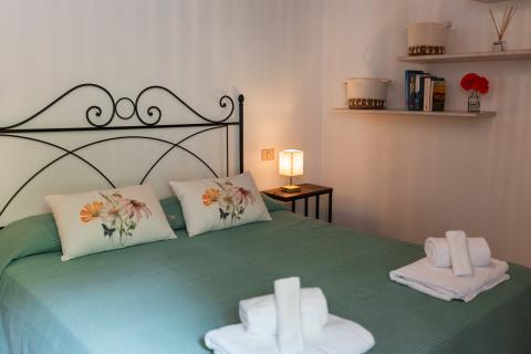 Slaapkamer met tweepersoonsbed appartement Origano