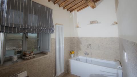 Badkamer met bad op de 1ste verdieping