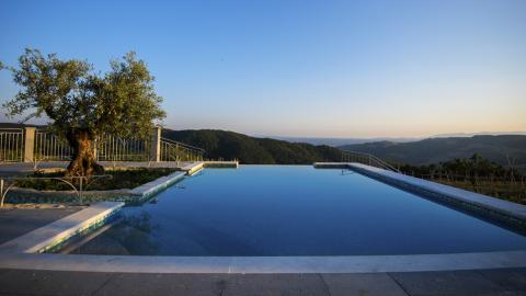 Het zwembad met buitengewoon mooi uitzicht
