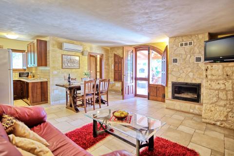 Ruime woonkamer in een typische trullo