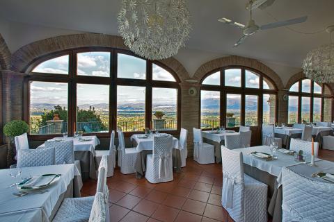 umbrie perugia agriturismo tennisbaan restaurant