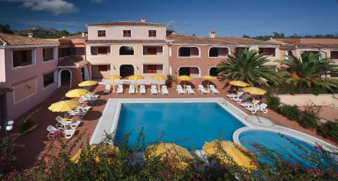 Het prachtige zwembad van Sos Rilinos in Sardinië.