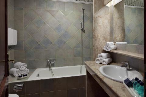 Mooie badkamer met ligbad, wastafel en toilet.