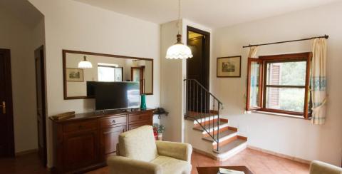 Woonkamer beneden met zithoek.