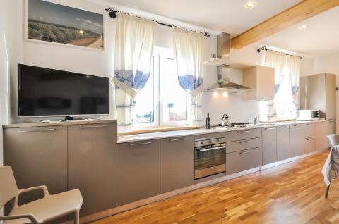 Moderne, luxe keuken met alle toebehoren.