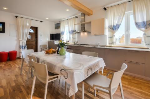 Ruime keuken met grote eettafel.