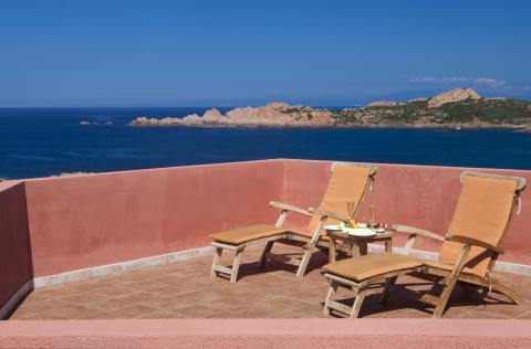 Balkon met ligstoelen en uitzicht.