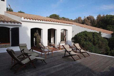 Ligstoelen bij het zwembad, lekker ontspannen