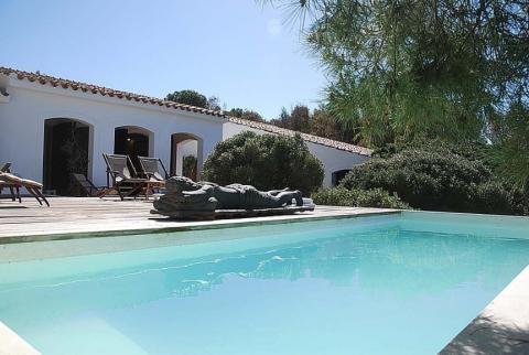 Lekker relaxen bij het zwembad van Casa Pineddu