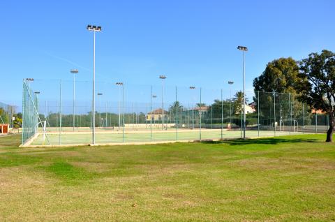 De tennisbaan van het Isuledda Resort