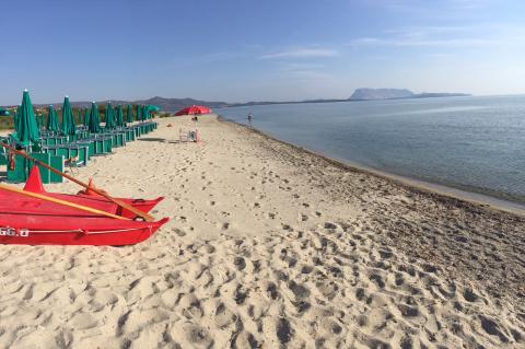 Het strand op een steenworp afstand van het resort
