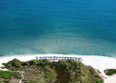 Het strand op een steenworp afstand van het resort