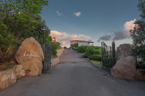 Appartementen Baja Sardinia met zwembad