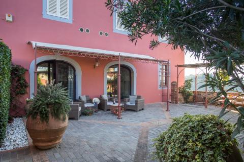 Statige villa in centrum van Toscaans dorp
