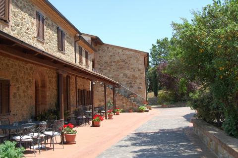 Sfeervolle terrassen van de groepsaccommodatie