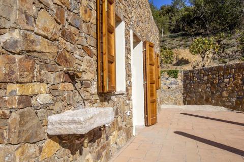 Natuurstenen villa, met lokaal steen van Elba