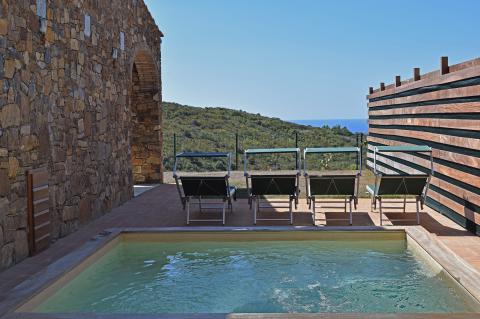 Villa met jacuzzi en zonneterras, geen zwembad maar ruime jacuzzi om af te koelen in de zomer en bij te komen in koelere periodes (want verwarmbaar)