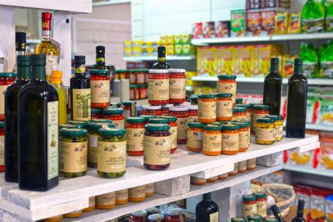 Supermarkt met divers assortiment.