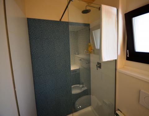 Moderne, badkamers met douche.