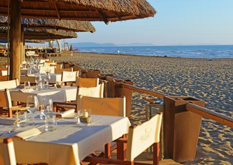 Restaurant op het strand, diner bij zonsondergang
