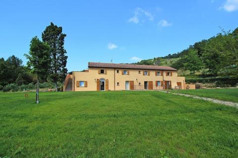 Villa met 4 appartementen en ruimte tuin