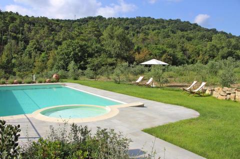 Zwembad met kinderbad in groen Toscane