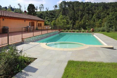 Vakantiewoningen met zwembad, ruim terras Livorno