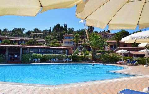 Groot zwembad met zonneterras Elba