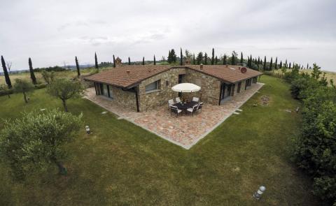 Villa midden in Toscane