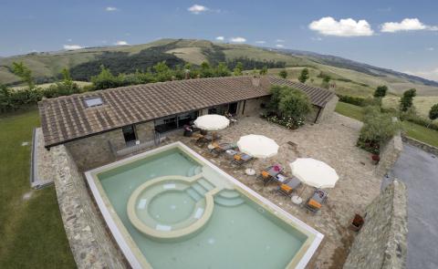 Villa midden in Toscane
