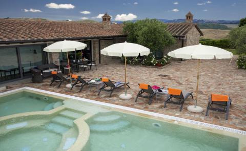 Villa midden in Toscane