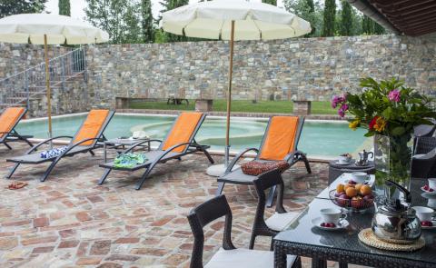 Villa midden in Toscane