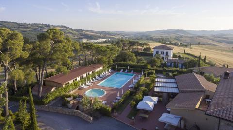 Uitzicht op het zwembad en het restaurant