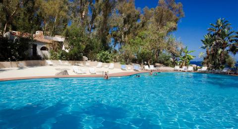 Zwembad van agriresidence Arbatax, in Sardinië.