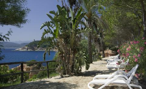 Ligbedden uitzicht strand