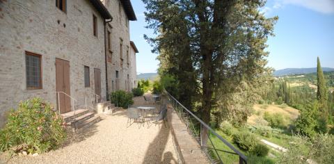 Terras langs de appartementen