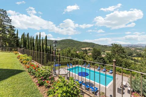 Palazzo Monterchi - zwembad met jacuzzi