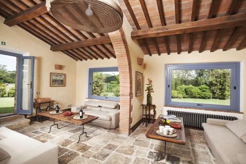 Ruime gezamenlijke lounge van de villa