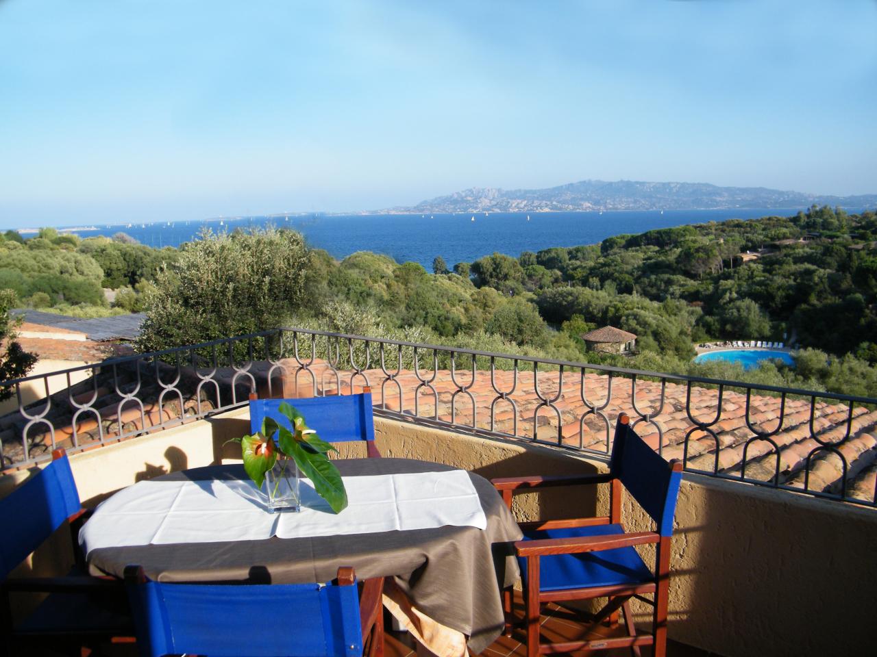 Terras met zeezicht bij Residence il Mirto.