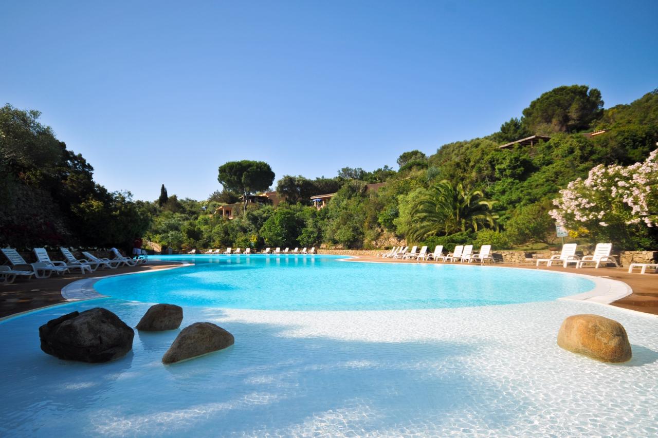 Zwembad met zonneterras bij de appartementen