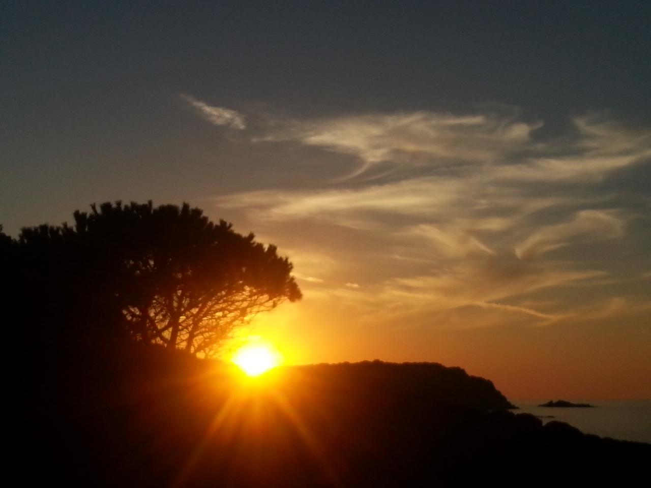 Zonsondergang bij de kust van Sardinië.