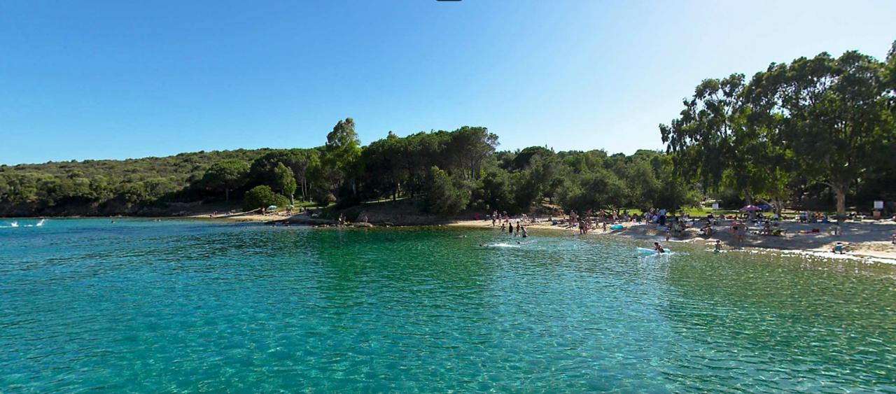 Privé strand op loopafstand van de appartementen