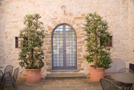 Ingang met zitje appartement Il Salone