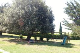 Tuin met speeltoestel