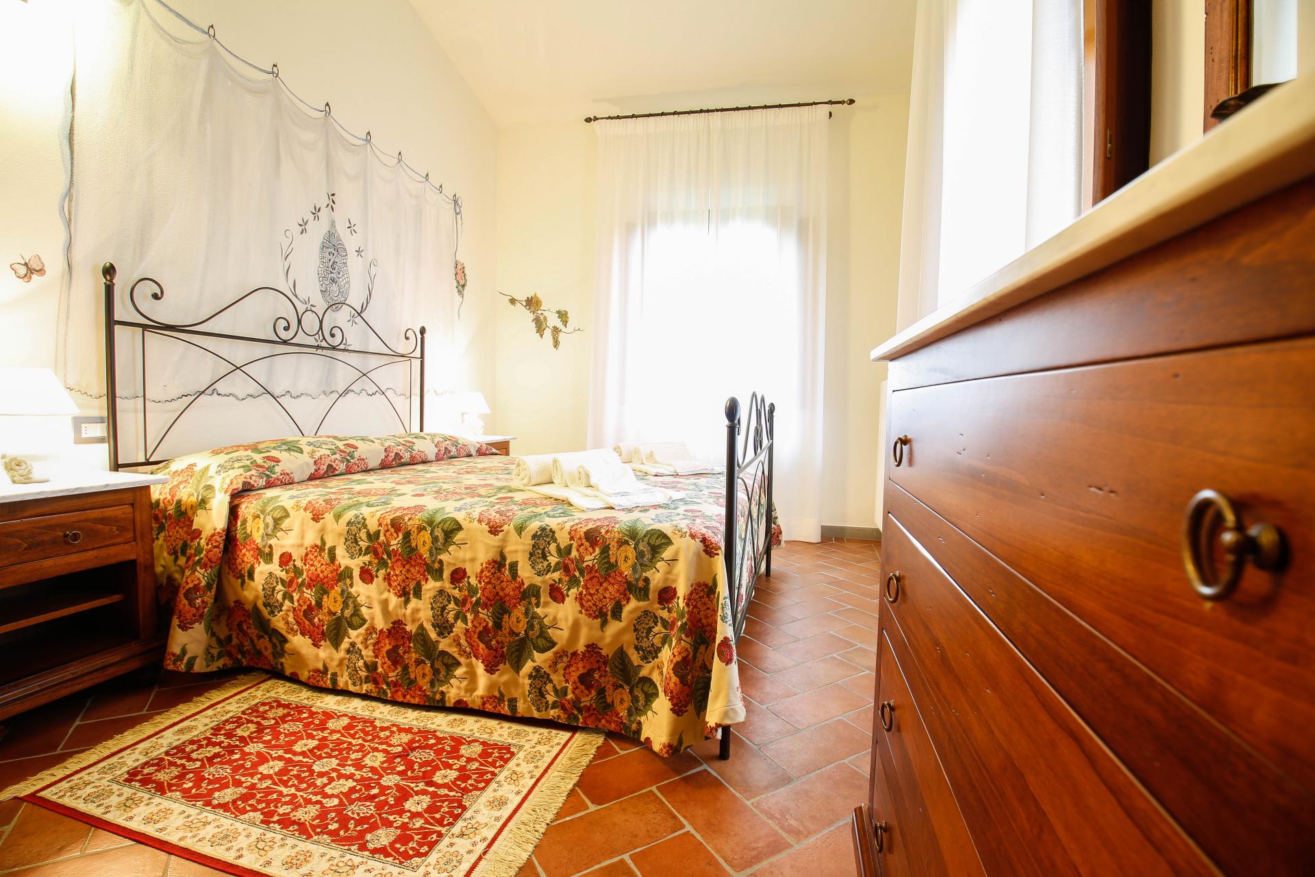 Rustig gelegen mooie appartementen montespertoli midden toscane ... Slaapkamers ligt in een landelijke stijl