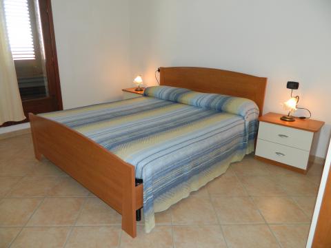 Slaapkamer met tweepersoonsbed.