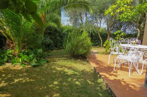 Uw eigen terras met tuin bij het mooie appartement