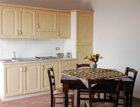 Keuken en eettafel bij dit appartement.