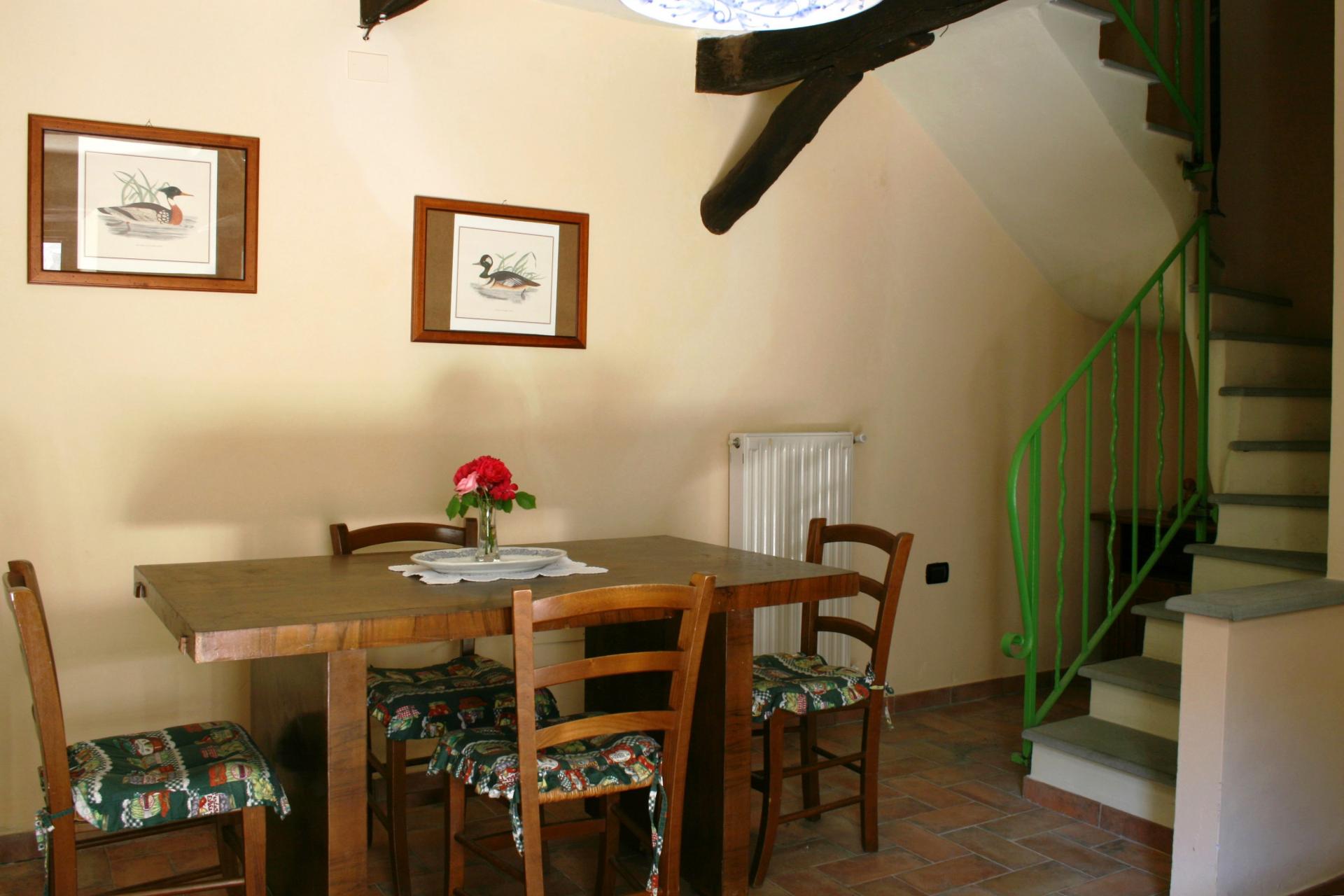 Borgo soccolognora bestaat uit 28 appartementen in een romantische ... Moderne keuken met kookeiland en contra