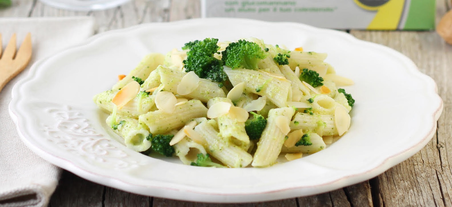 Pasta met broccolicreme en amandelen